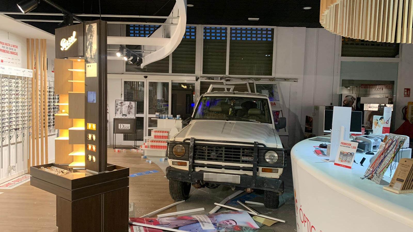 Otra perspectiva de cómo quedó el coche en el interior de la tienda.