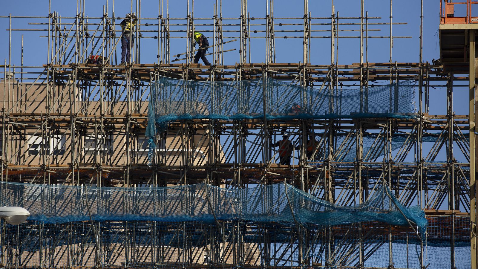 La estructura de tubos de la portada de la Feria de Abril de Sevilla de 2020.