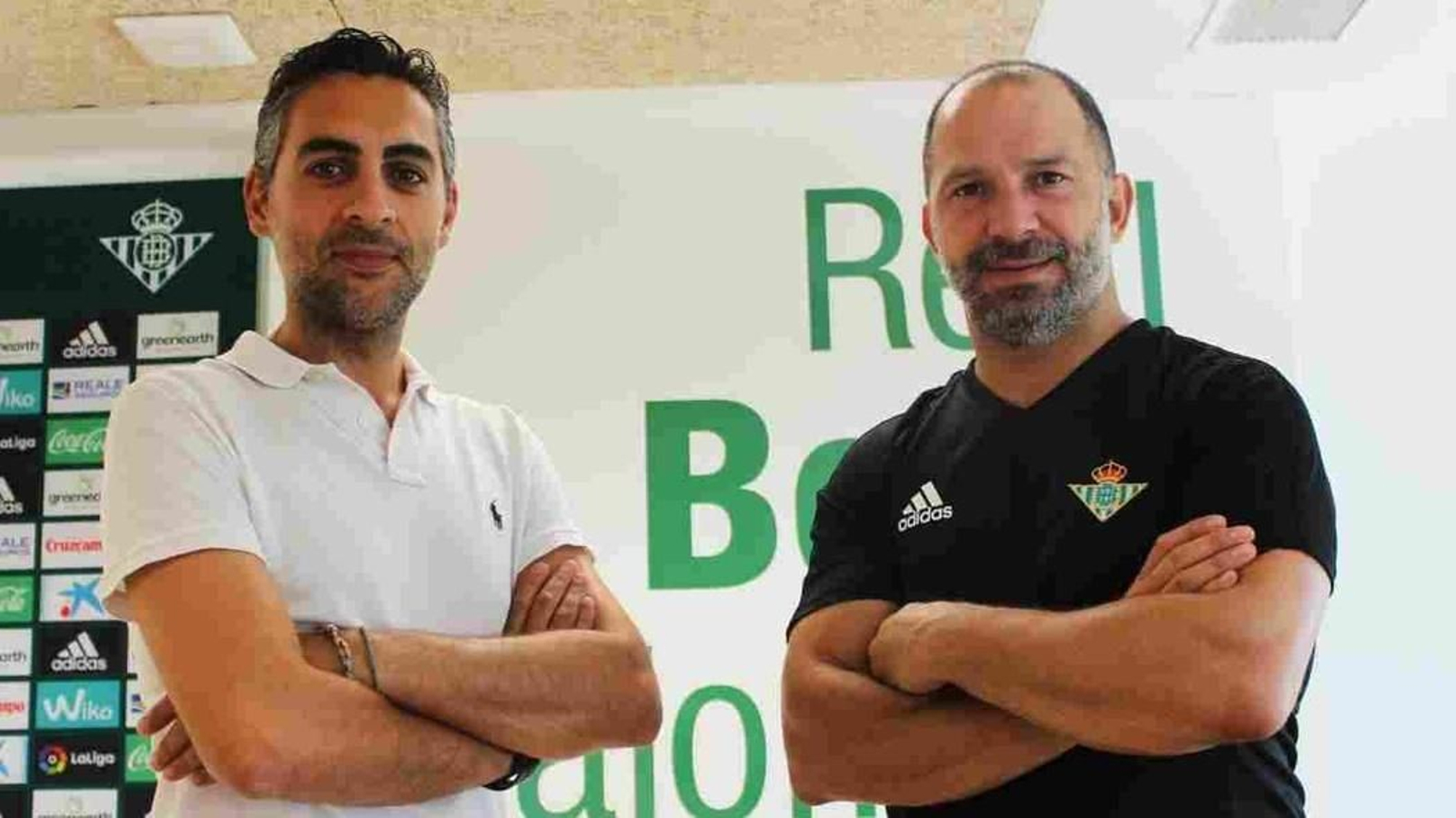 José Manuel Álvarez (izquierda) posa con un compañero en las instalaciones béticas.