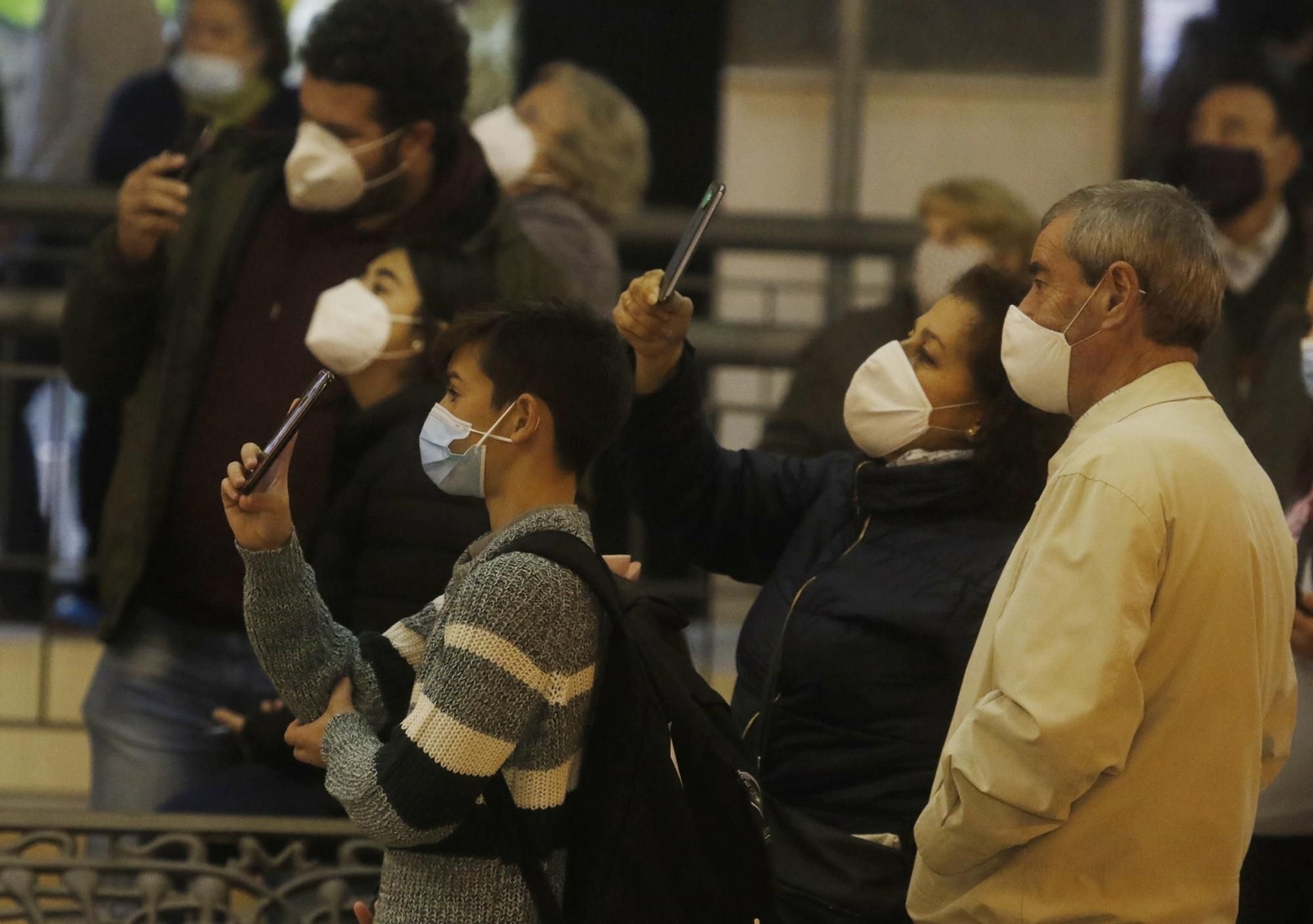El encendido del espectacular alumbrado navideño de Puente Genil, en fotografías