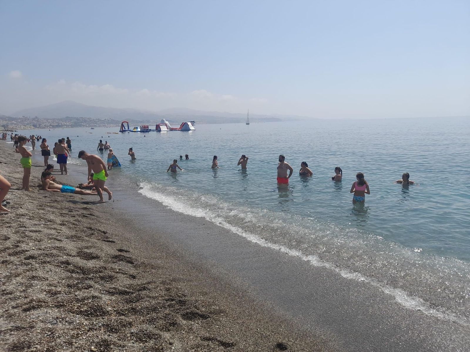 Los vecinos de Monachil en la excursión a la playa de Torre del Mar organizada esta semana por el Ayuntamiento de Monachil