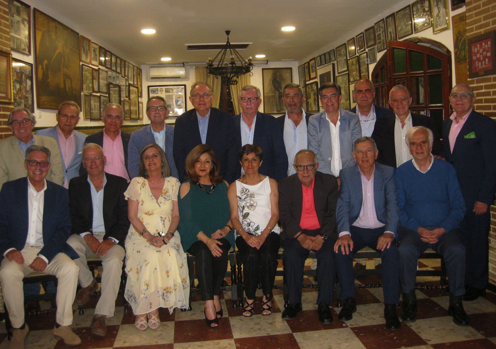 Pedro González Tuero, junto a sus compañeros de la Tertulia de Rebotica Campos.