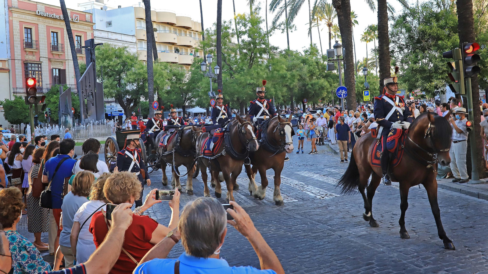 Desfile del Escuadrón de Caballería de la Guardia Real por las calles de Jerez