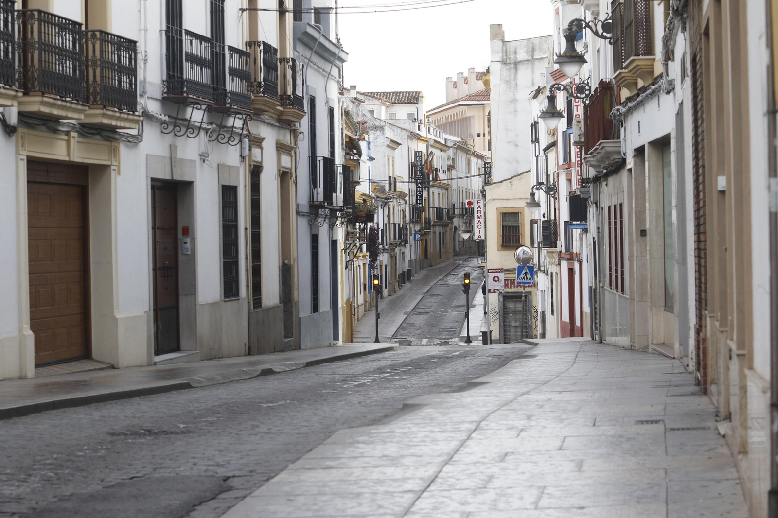 La Calle Alfaros, totalmente desierta.