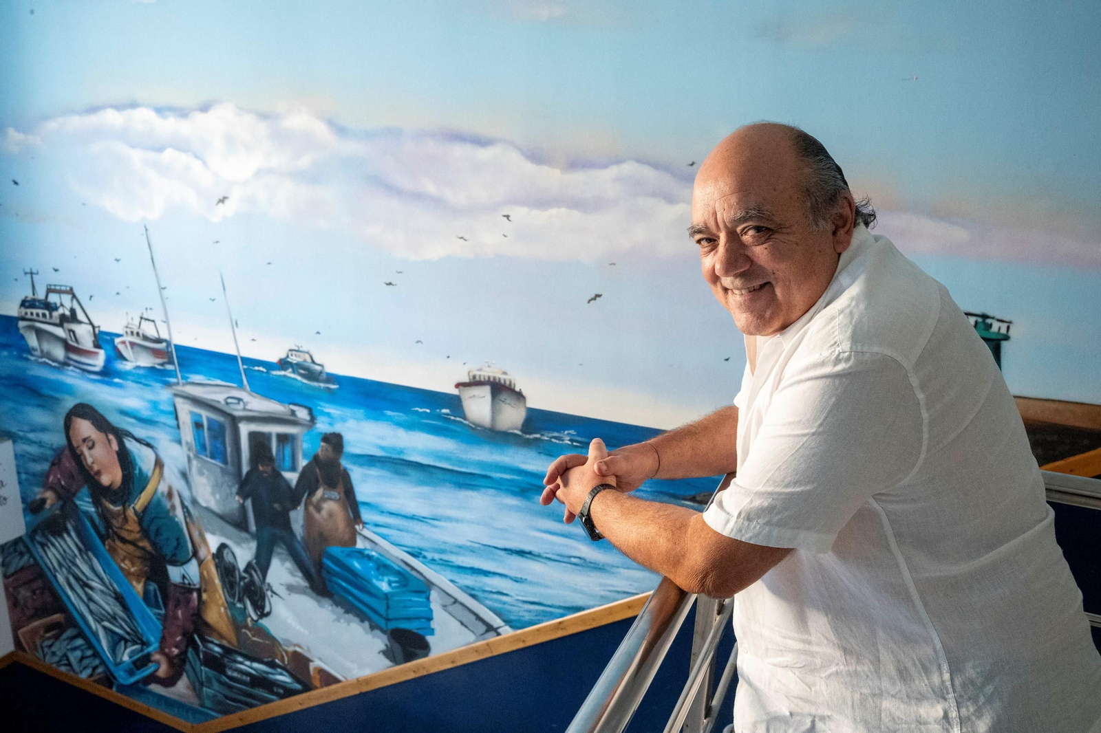José María Gallart, ante un mural que hay pintado en la lonja de Almería.