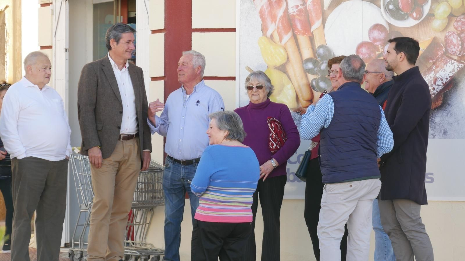 Manuel Cortés, durante su visita al bulevar de Puente del Río, junto a vecinos de la barriada.