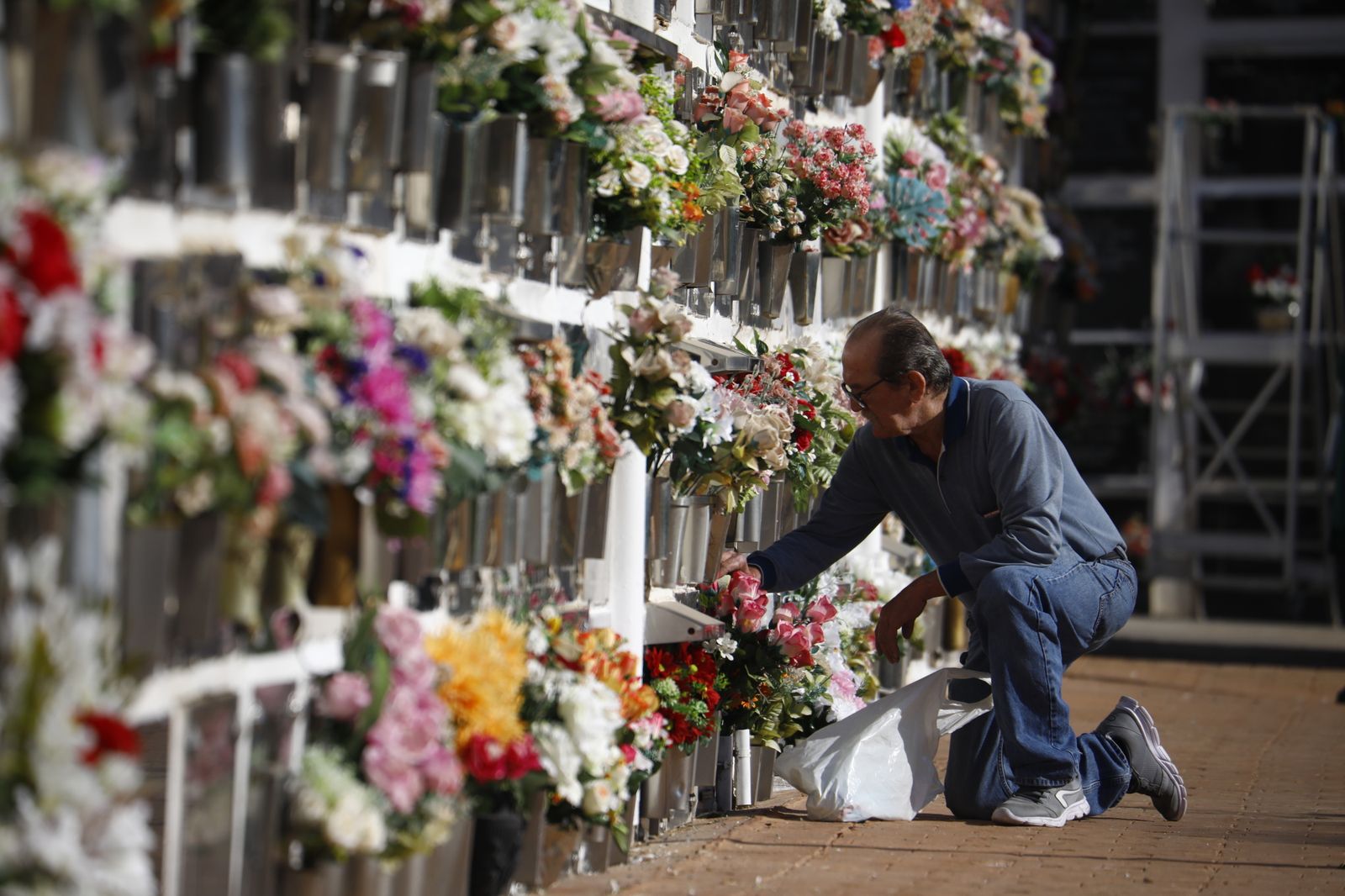 Las imágenes del día de Los Santos en los cementerios de Córdoba