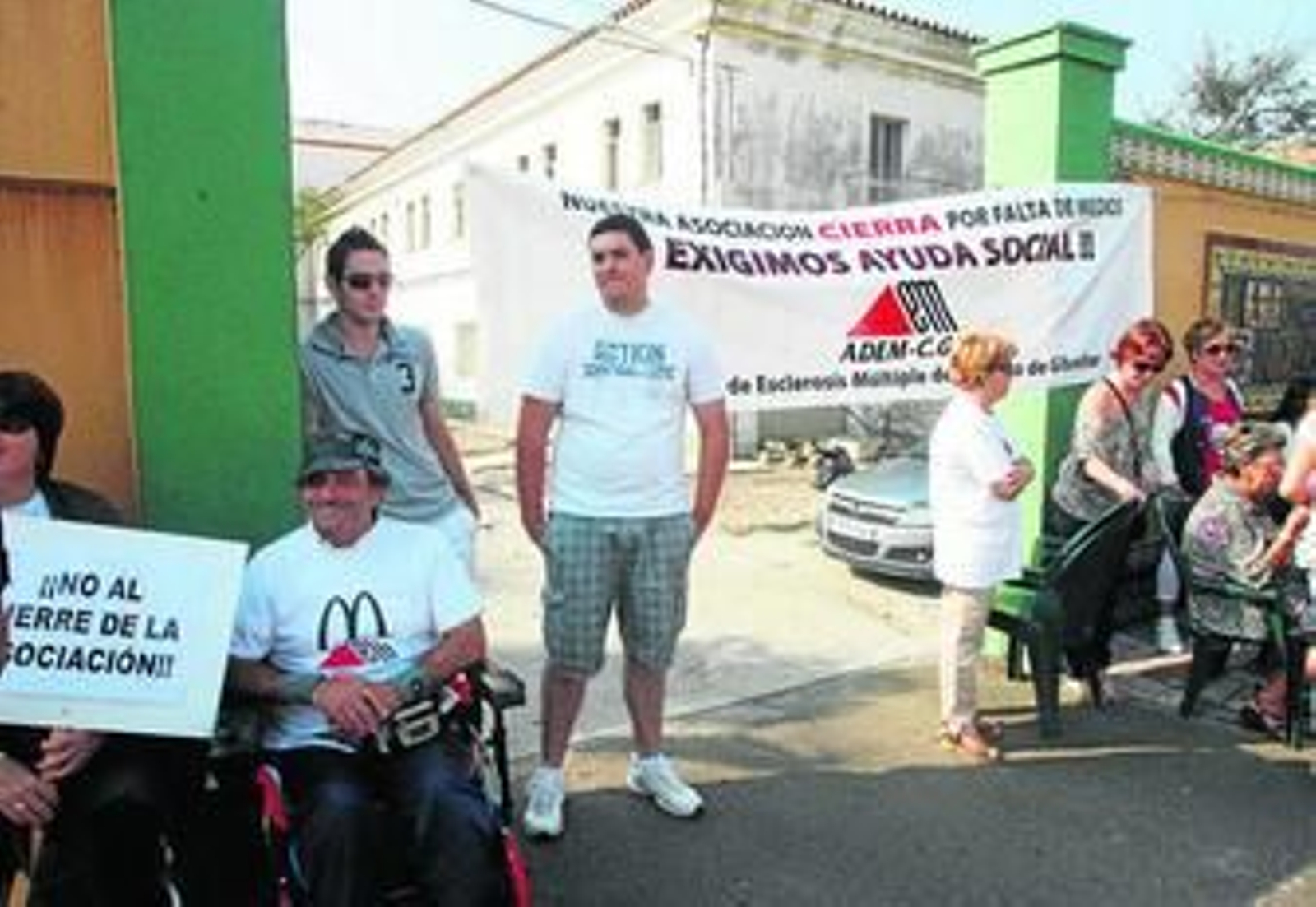 Enfermos de Esclerosis se concentraron ayer en la puerta de la sede de la asociación.