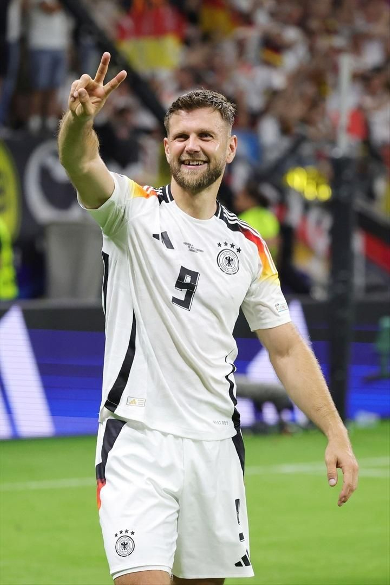 Füllkrug hace el signo de la victoria tras su gol postrero a Suiza.