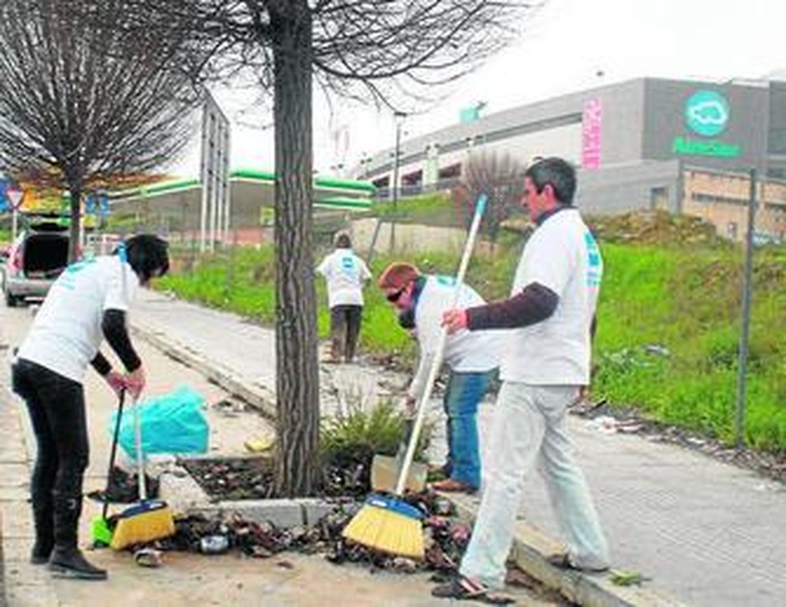 Miembros del PP limpian el acceso por Ikea-Airesur.