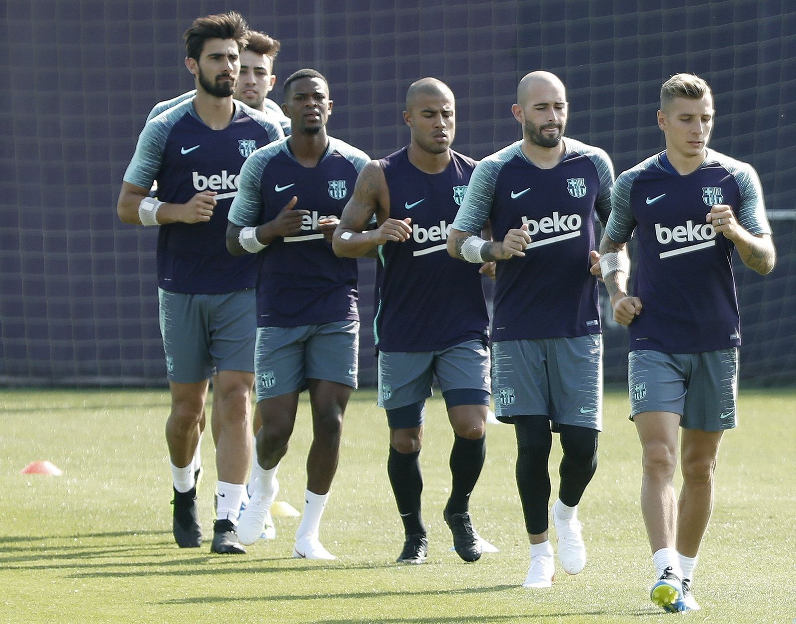 Aleix Vidal, entre Rafinha y Digne, en la pretemporada con el Barcelona.