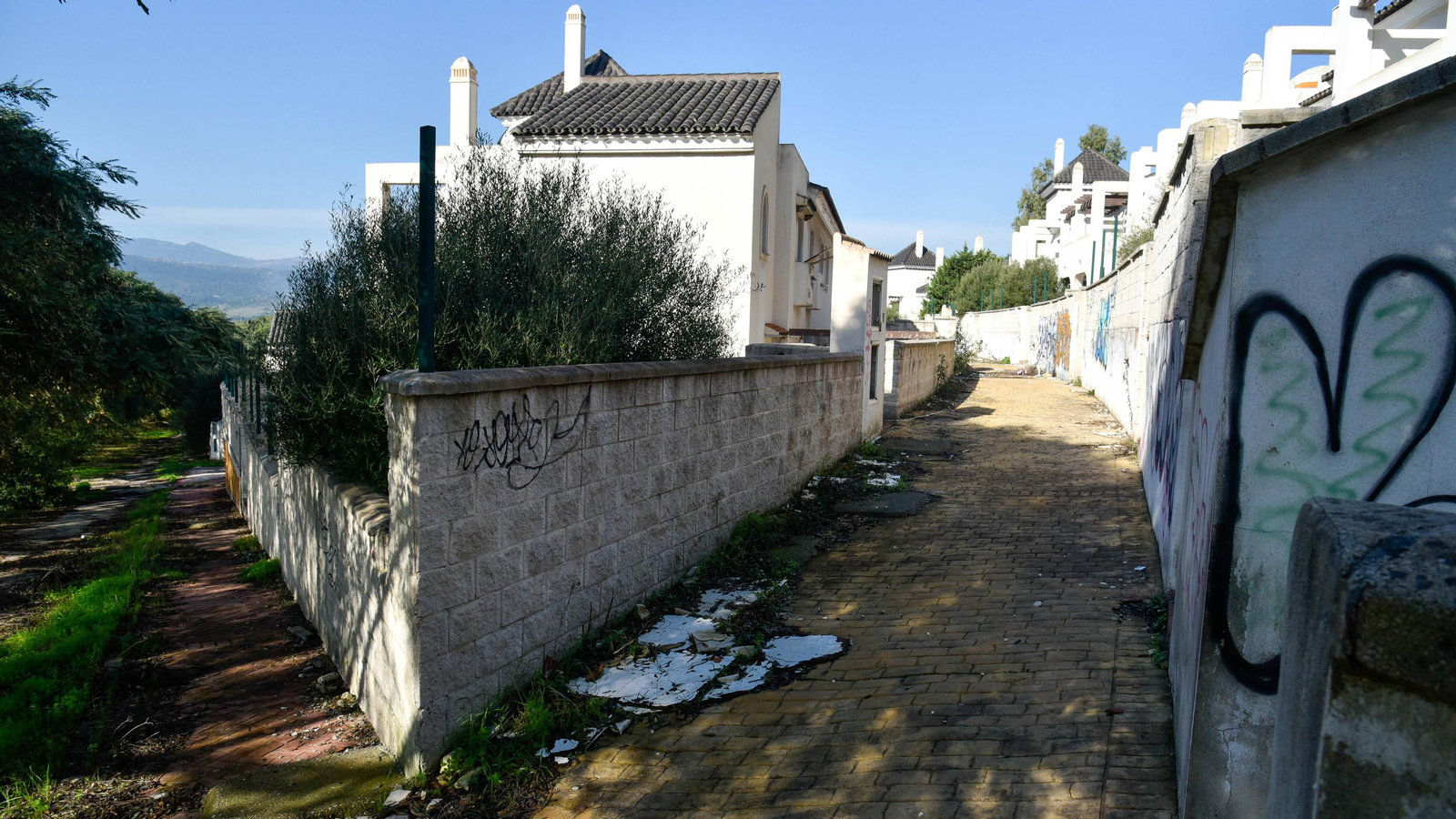 Fotos de la urbanización abandonada en Cortijo Grande, en Los Barrios