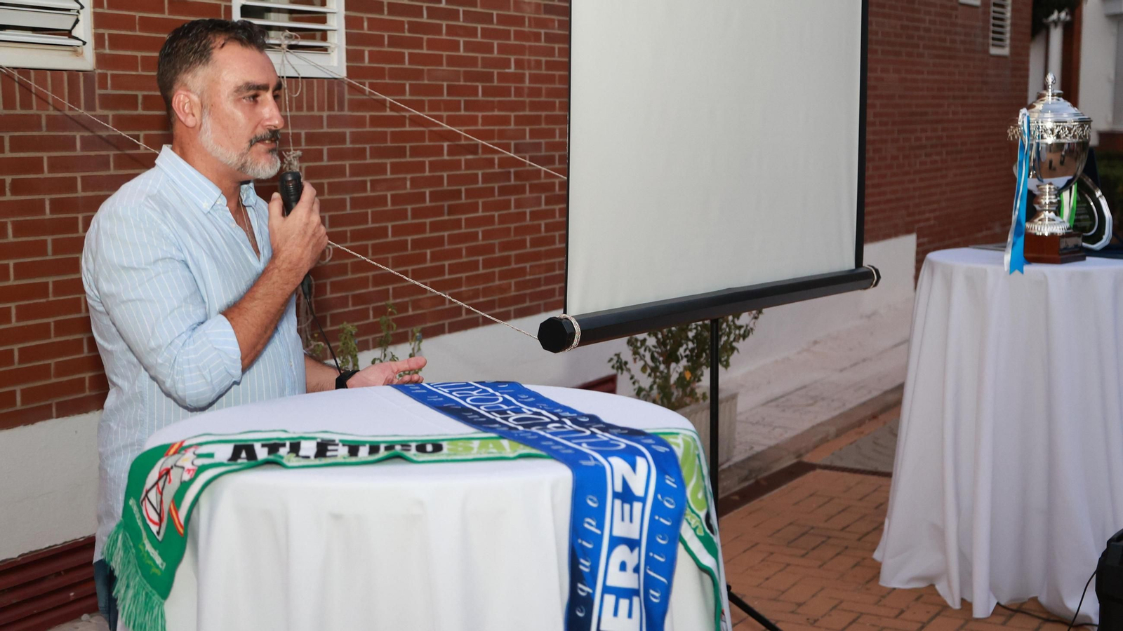 Antonio Fernández, en un momento de su discurso en la presentación del Trofeo Rafa Verdú.