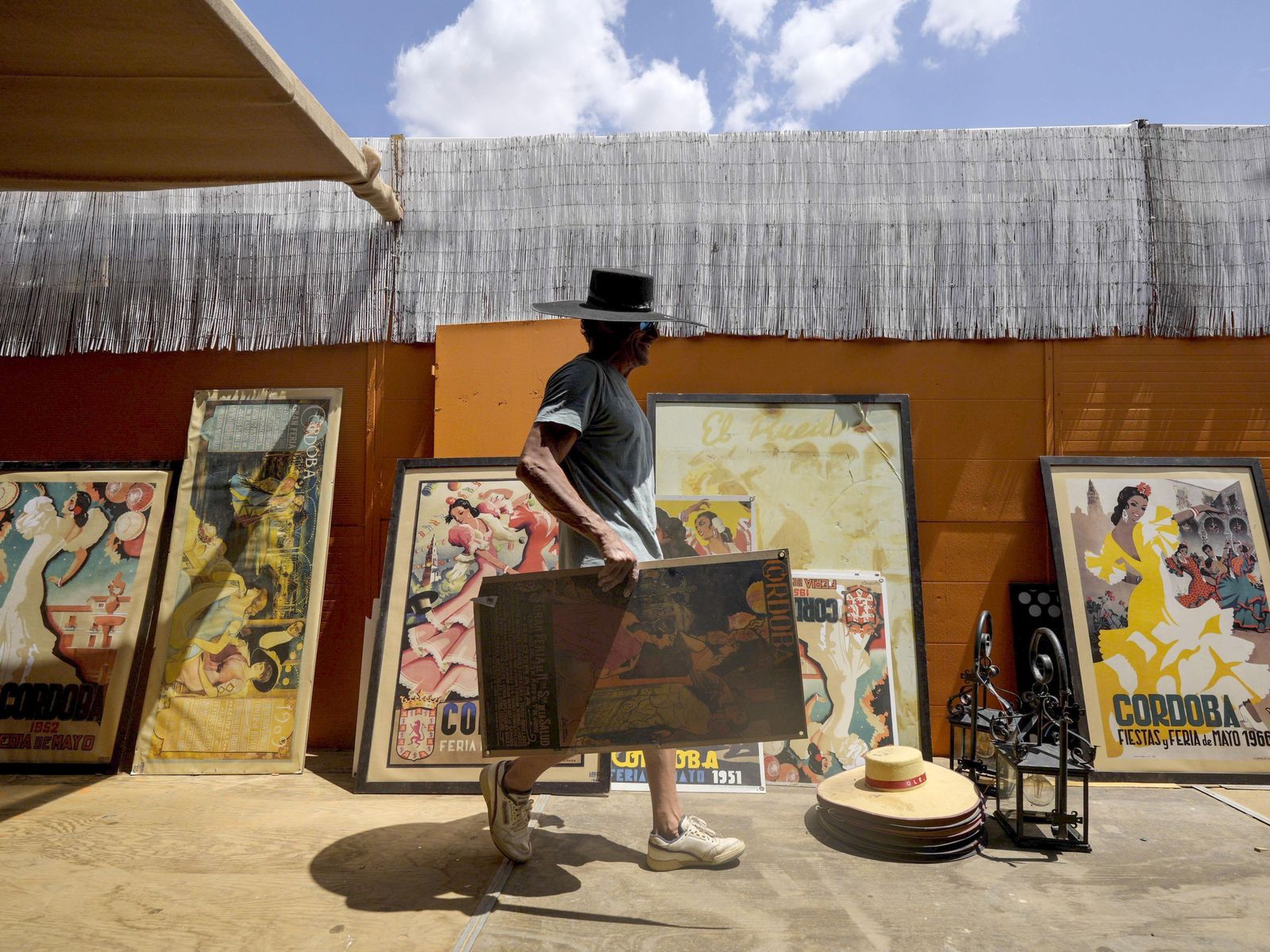 Una persona da los últimos retoques al montaje de una caseta.