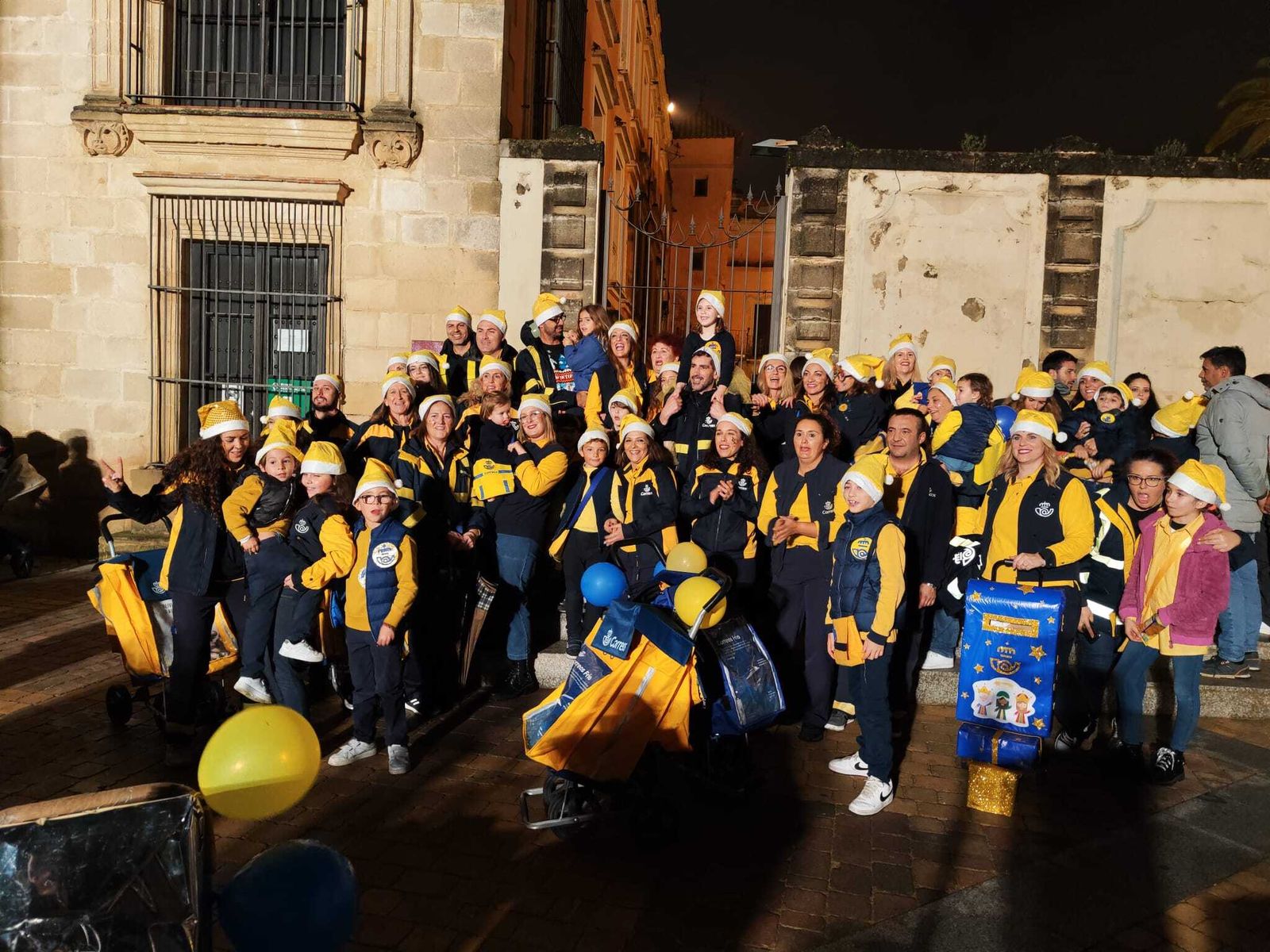 Más de 60 de carteros desfilaron en la Cabalgata de la Cartera Real de Jerez.
