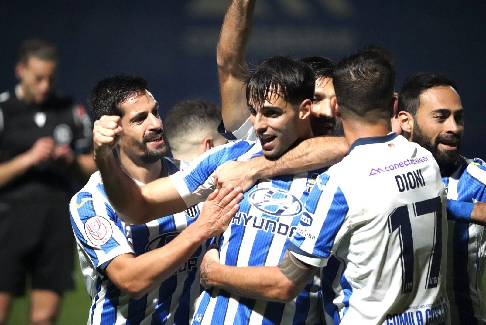 Los jugadores del Atlético Baleares celebran el 4-0, obra de Manel Martínez.