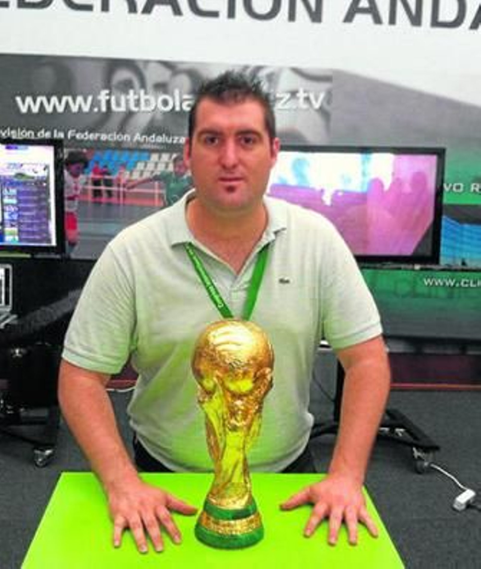 José María Pajares posa en una foto con la Copa del Mundo que conquistó España.