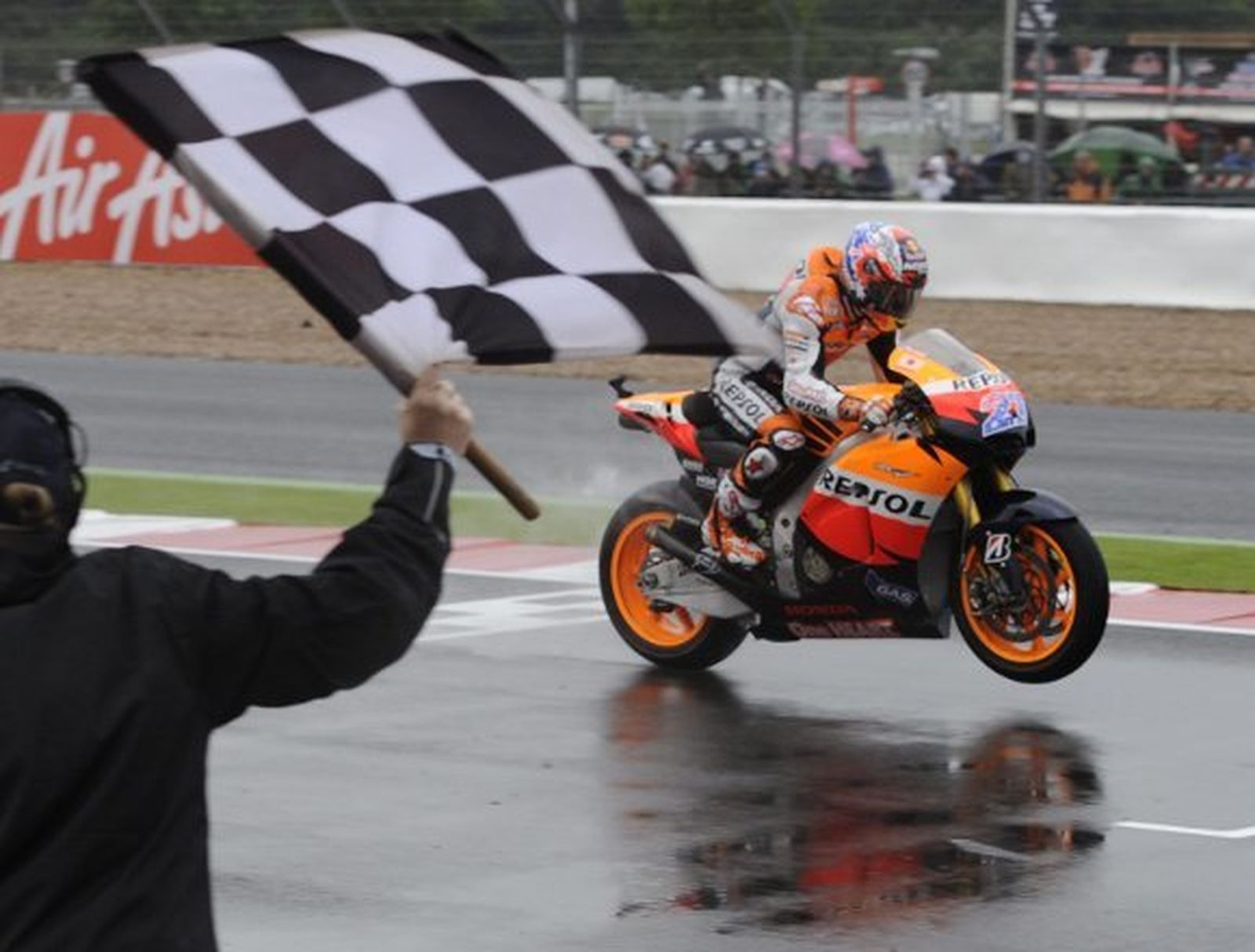 La lluvia tampoco puede parar a Casey Stoner