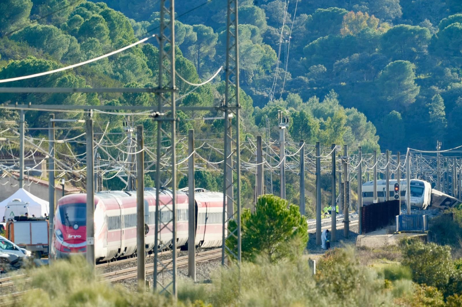 Los trenes accidentados en la vía a la altura de Adamuz