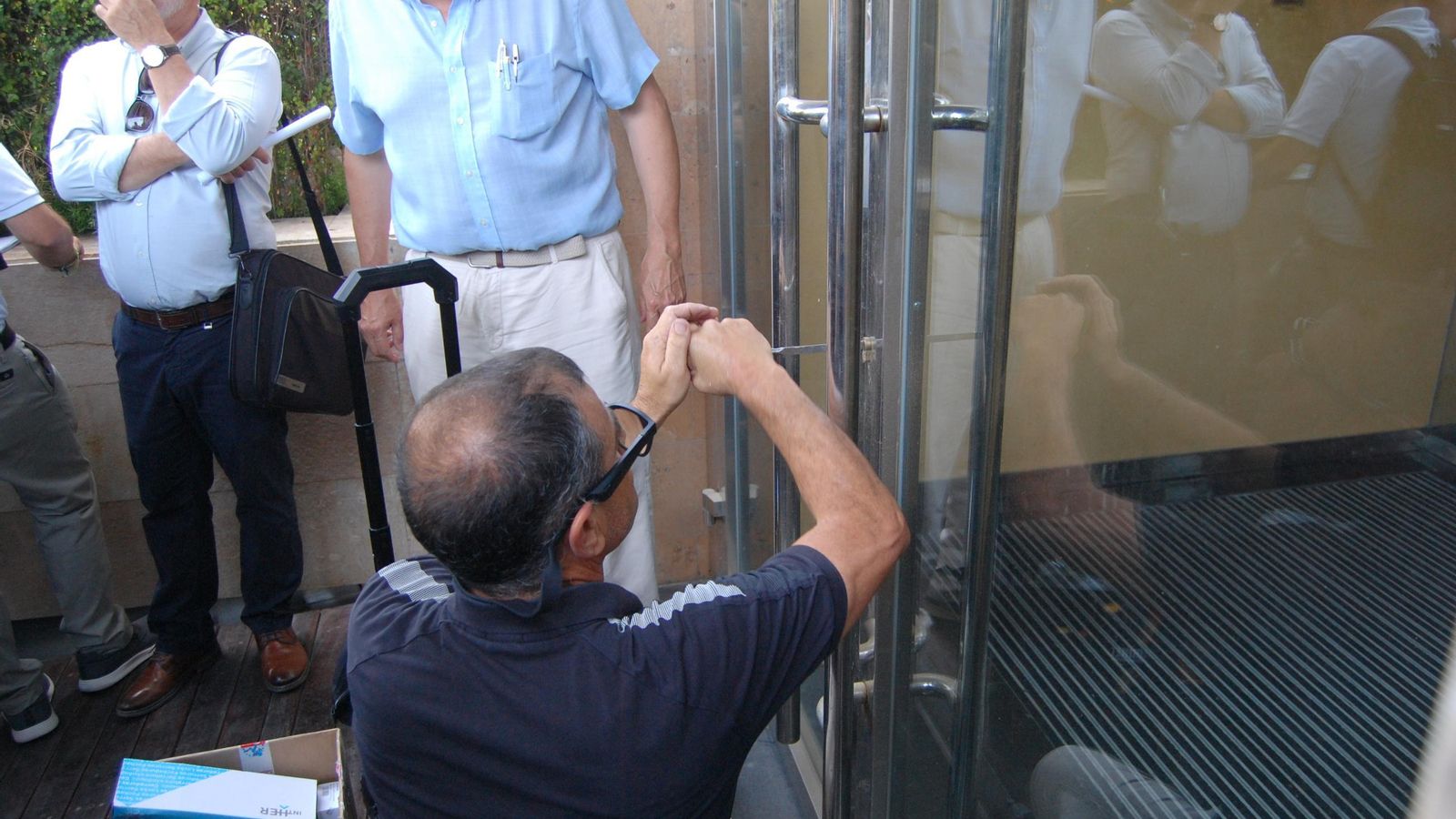 El acceso a un restaurante ha requerido de la intervención de un cerrajero.