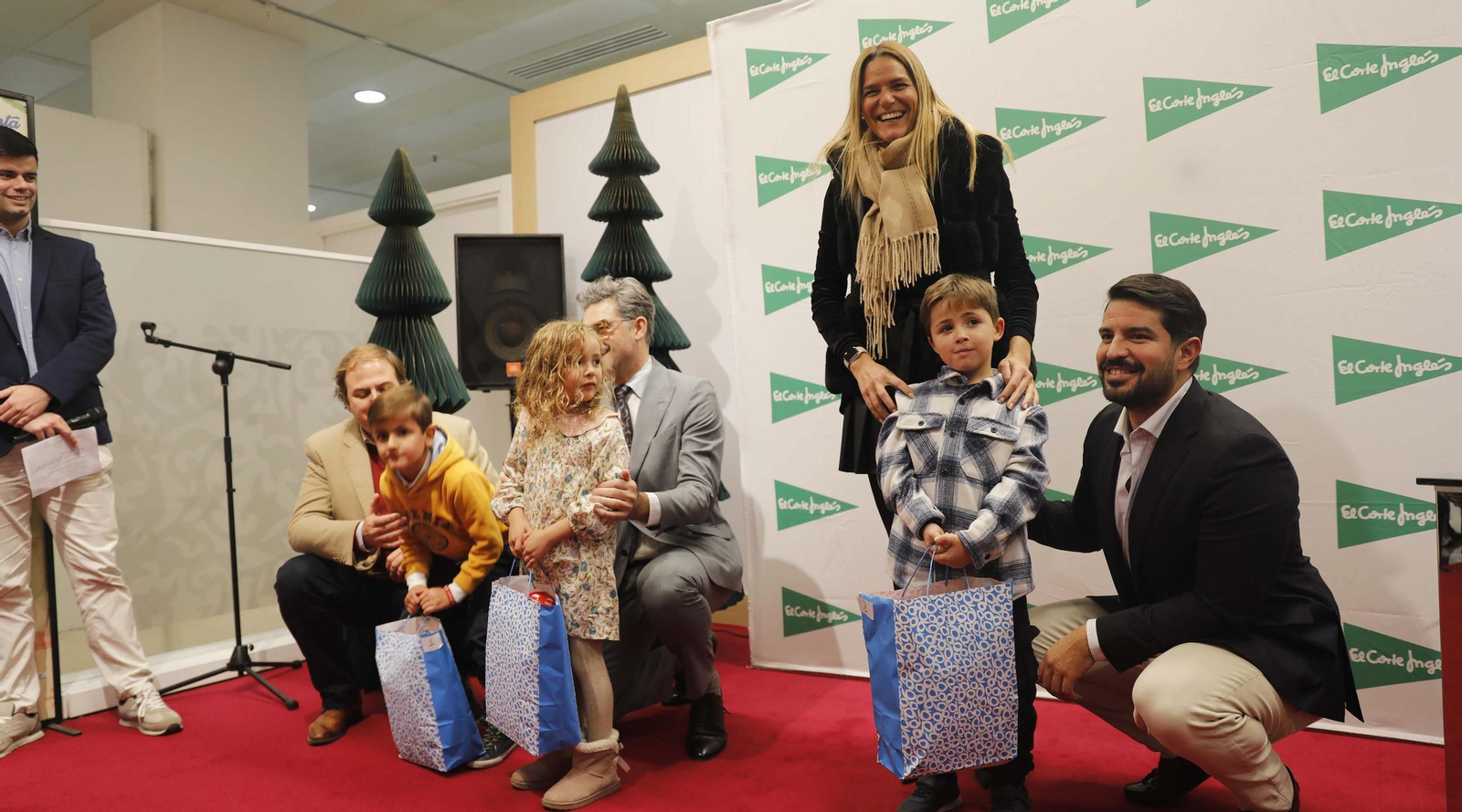 El Corte Inglés de Algeciras entrega los premios del concurso Dibuja y Pinta la Navidad