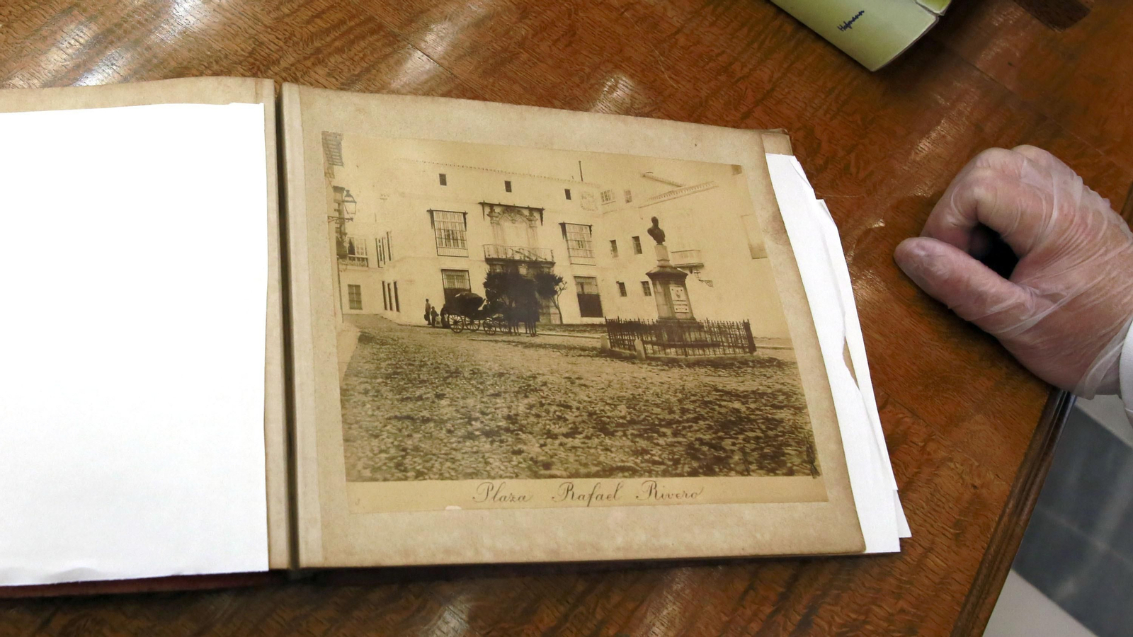 Imágenes del archivo fotográfico conservado en Bodegas Tradición