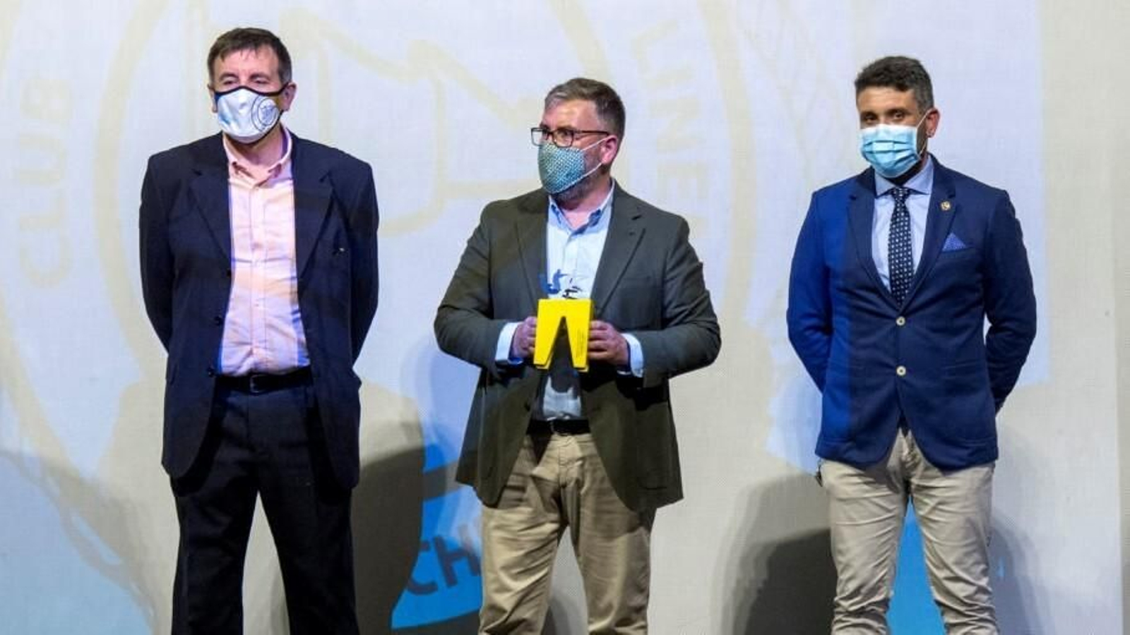 Entrega del premio de mejor club de remo de 2020 al Marítimo Linense.