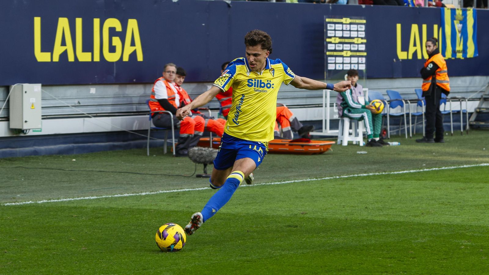 Búscate entre las fotos del partido de fútbol Cádiz CF - Albacete Balompié