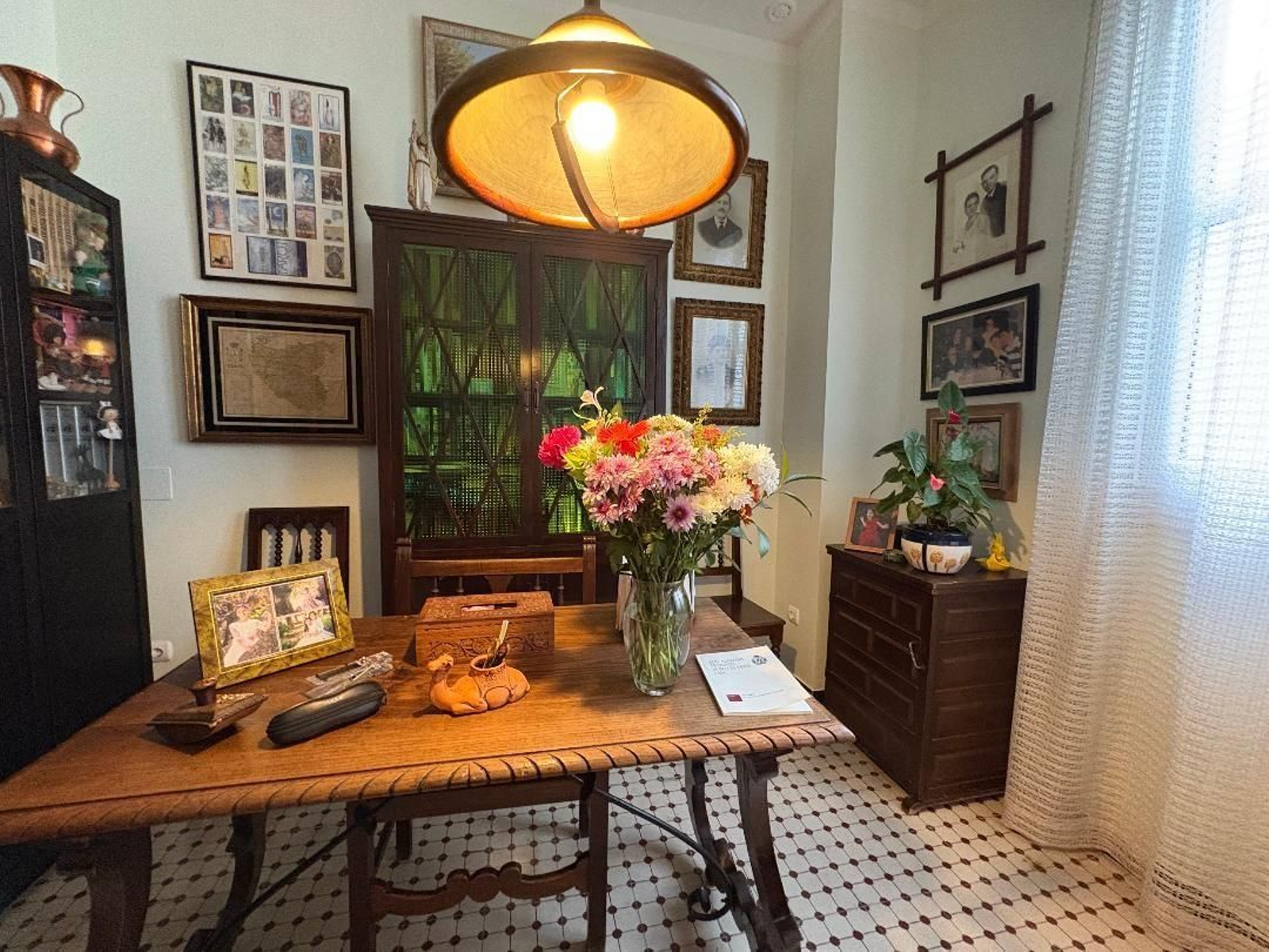 Despacho. Su parte central la ocupa una mesa de San Antonio.