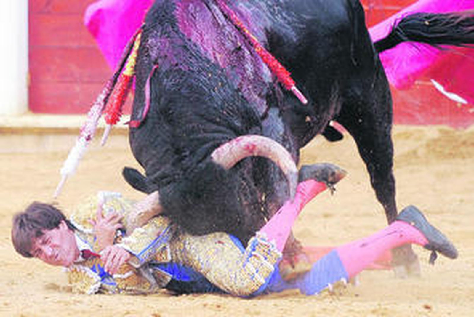 El toro buscó a Antonio Barrera en el suelo con saña, aunque por fortuna sin calarlo con el pitón.