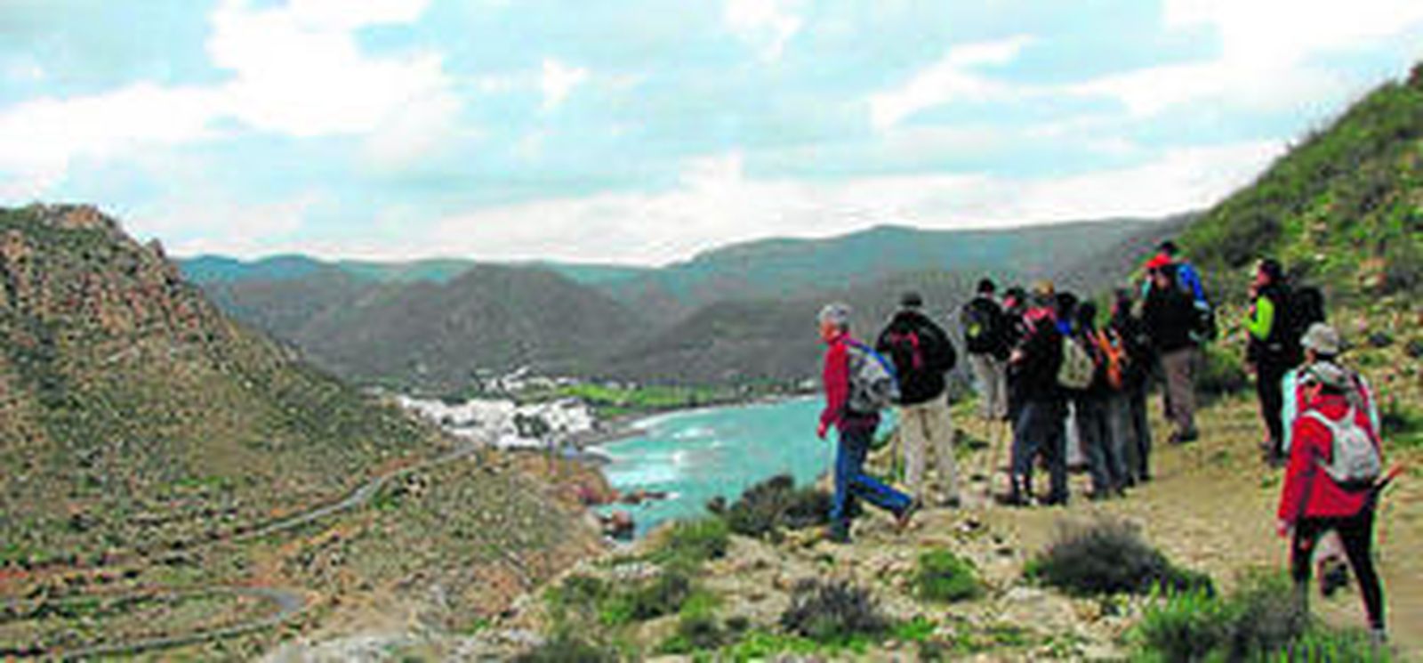 Senderistas en el Campillo de Rodalquilar.