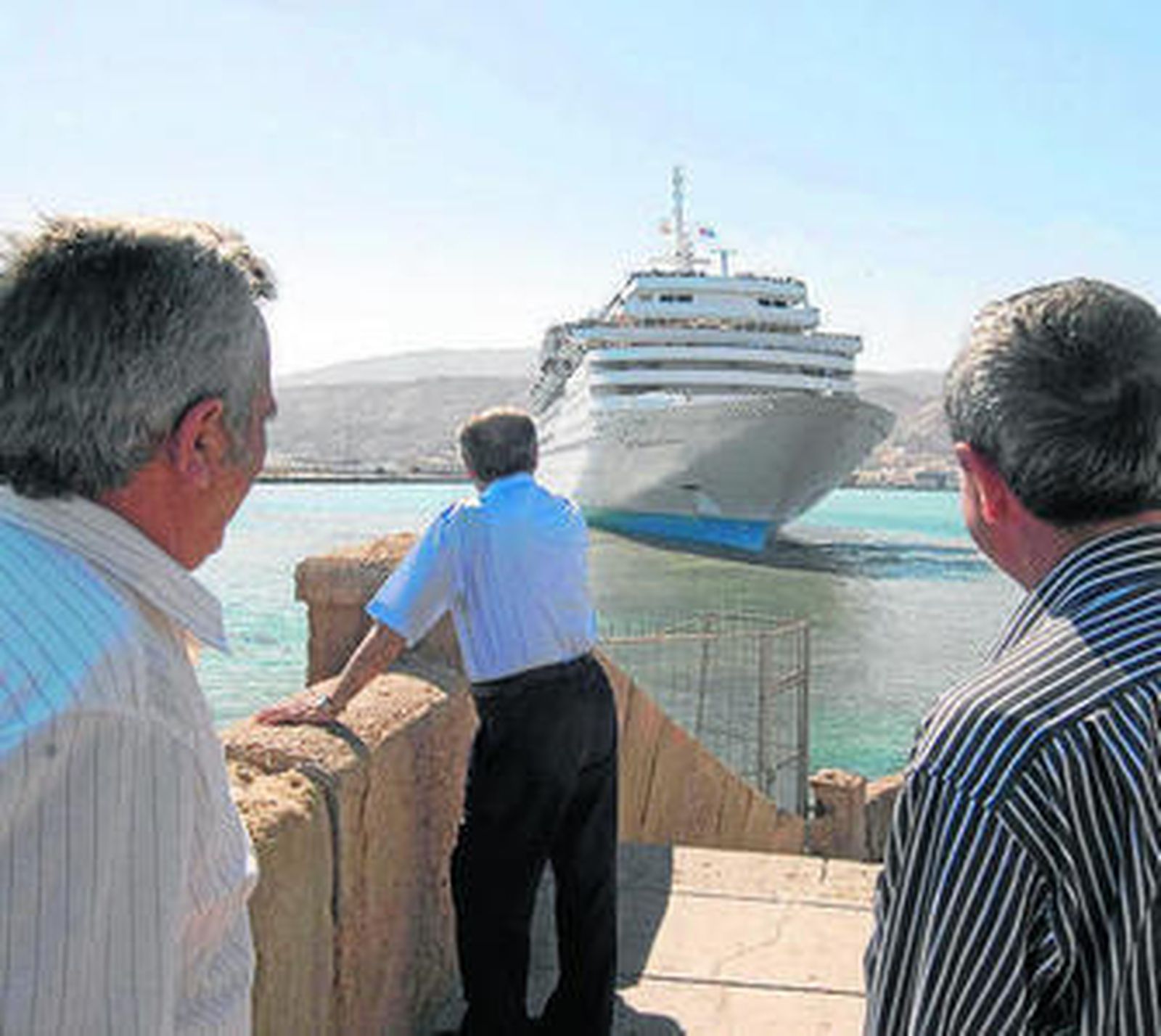 El puerto de Almería cuenta con servicios adaptados a estos buques.