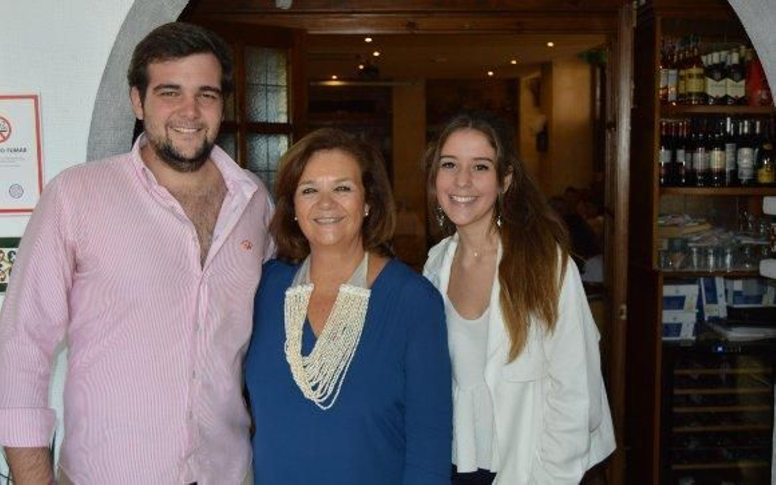 La homenajeada con su hijo Pablo Roldán y Beatriz Ricci, durante el almuerzo.

Foto: Ignacio Casas de Ciria
