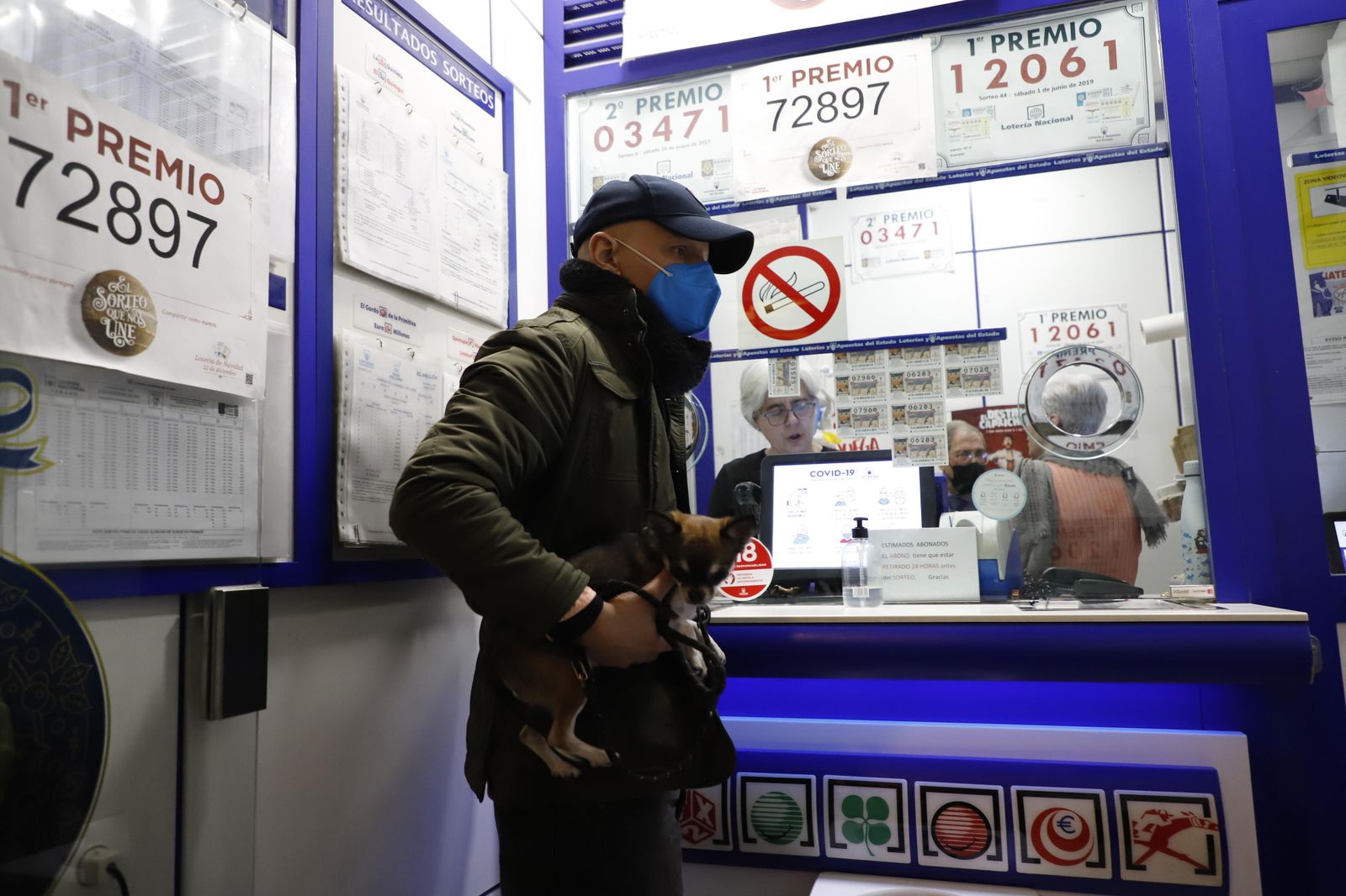 Lotería de Navidad en Granada: Colas y mucha ilusión para comprar el décimo de última hora