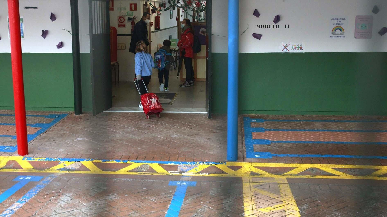 Entrada al colegio San Isidro Labrador en Los Barrios