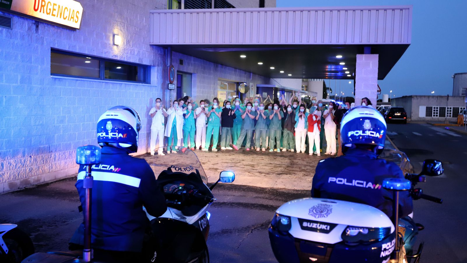 Una de las imágenes de la pandemia en Huelva: Policía y sanitarios se aplauden mutuamente.