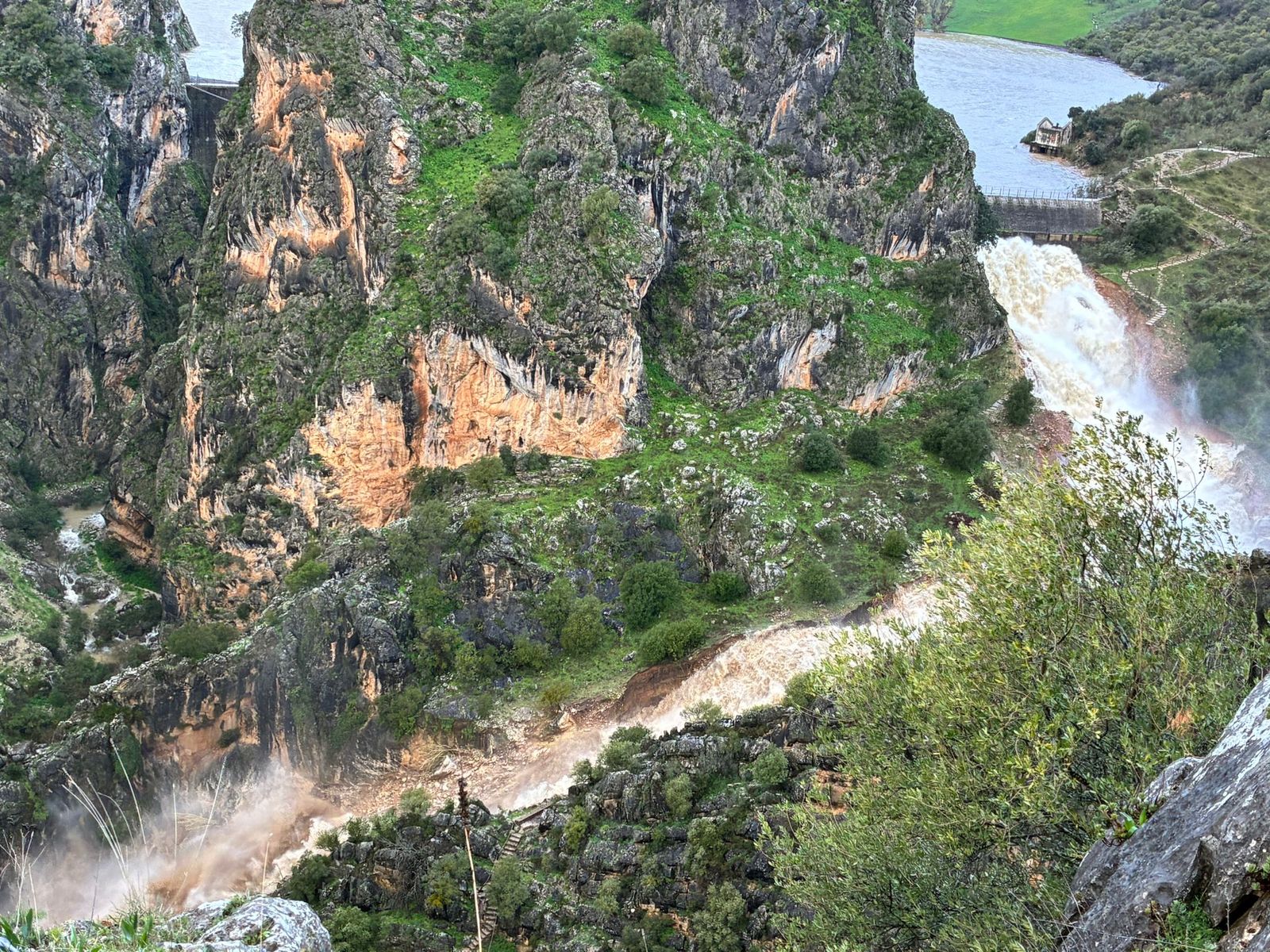 La presa de Montejaque desaguando tras alcanzar el límite de su capacidad, en imágenes