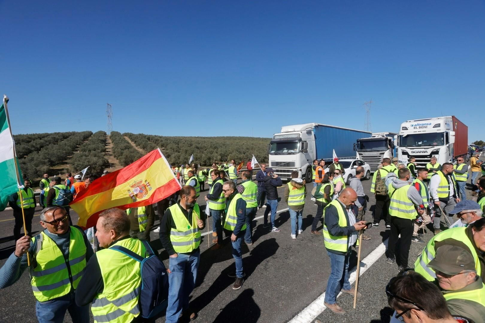 Los agricultores cortan la A-45 en Lucena, en imágenes