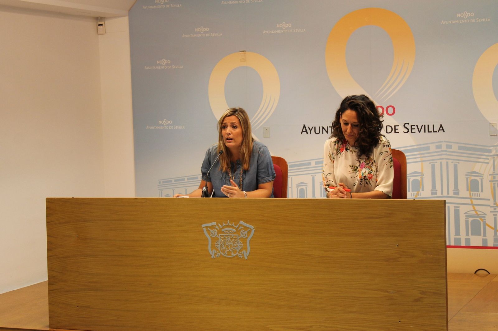 Myriam Díaz (i), junto a Micaela López, en una rueda de prensa.