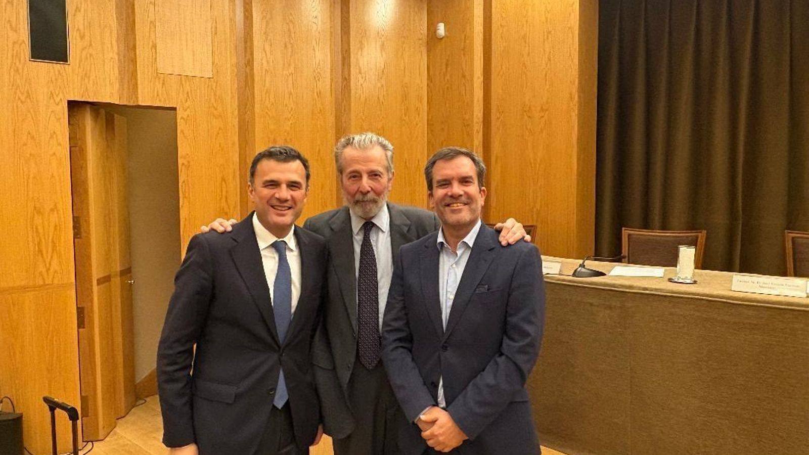 El alcalde de Cádiz Bruno García, el pintor Hernán Cortés e Ignacio Moreno Bustamante.