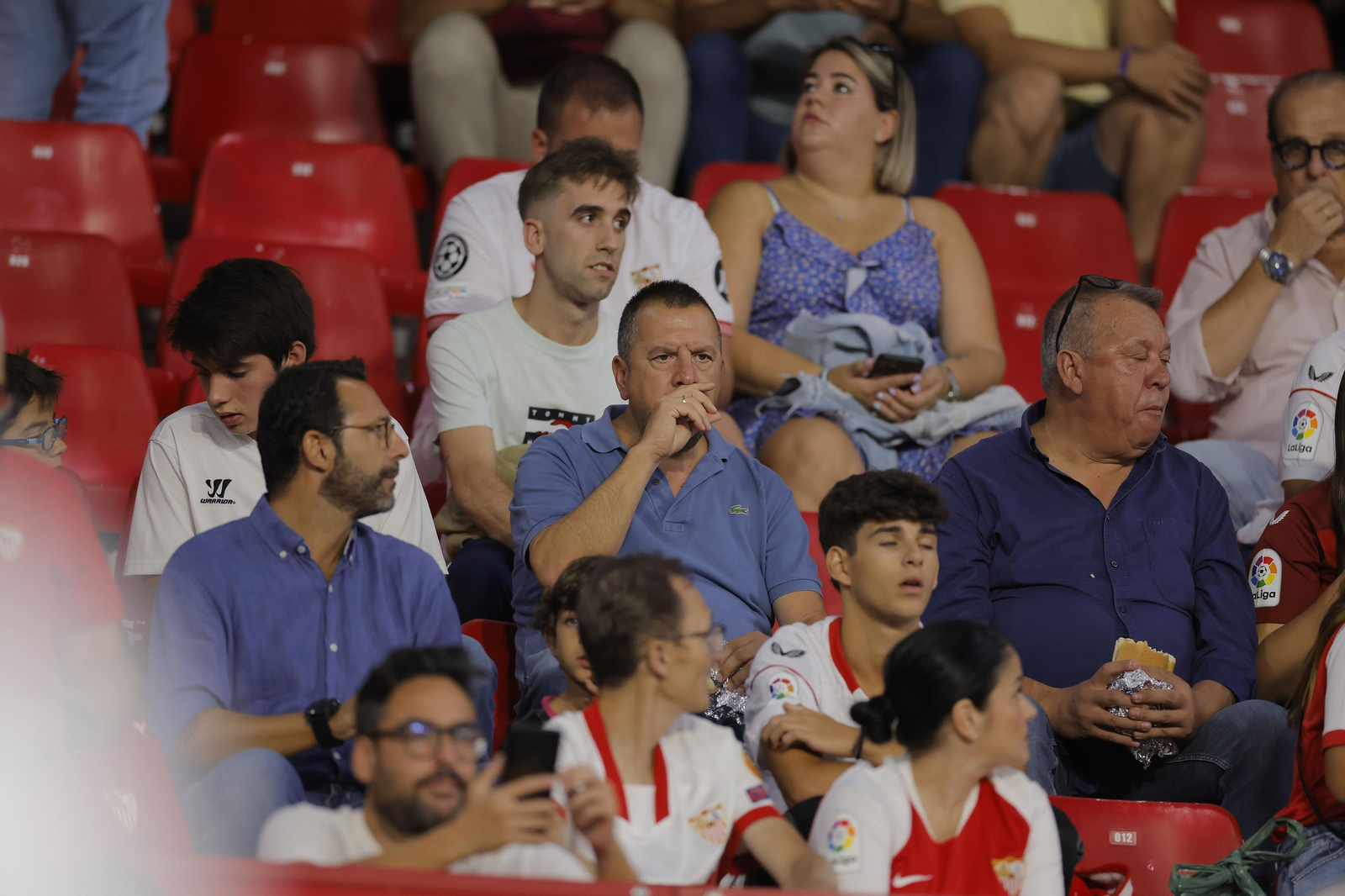 Búscate en las fotos del Sevilla-Lens