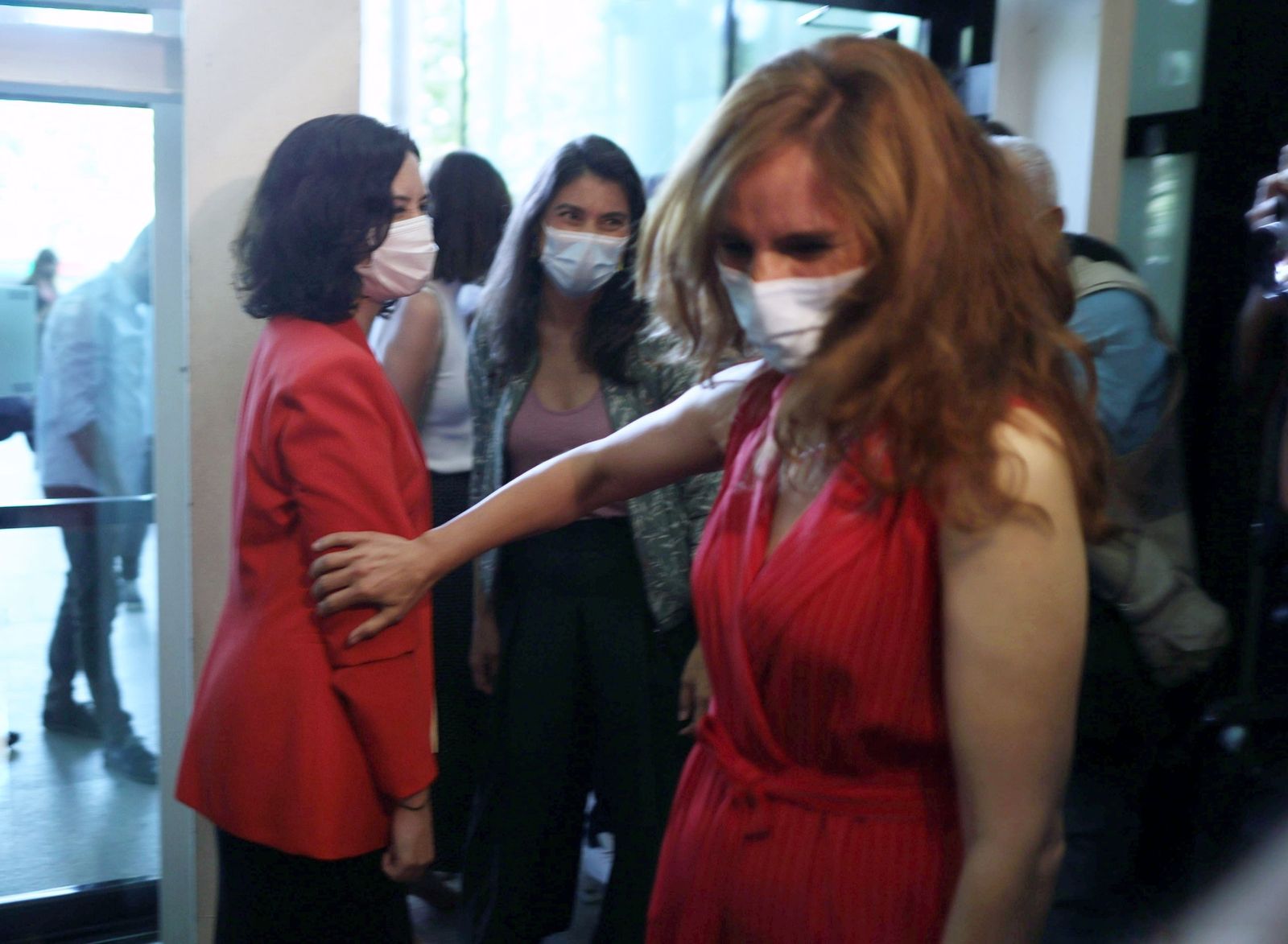 La portavoz de Mas Madrid, Mónica García (d), saluda a la presidenta en funciones de la Comunidad de Madrid, Isabel Díaz Ayuso.