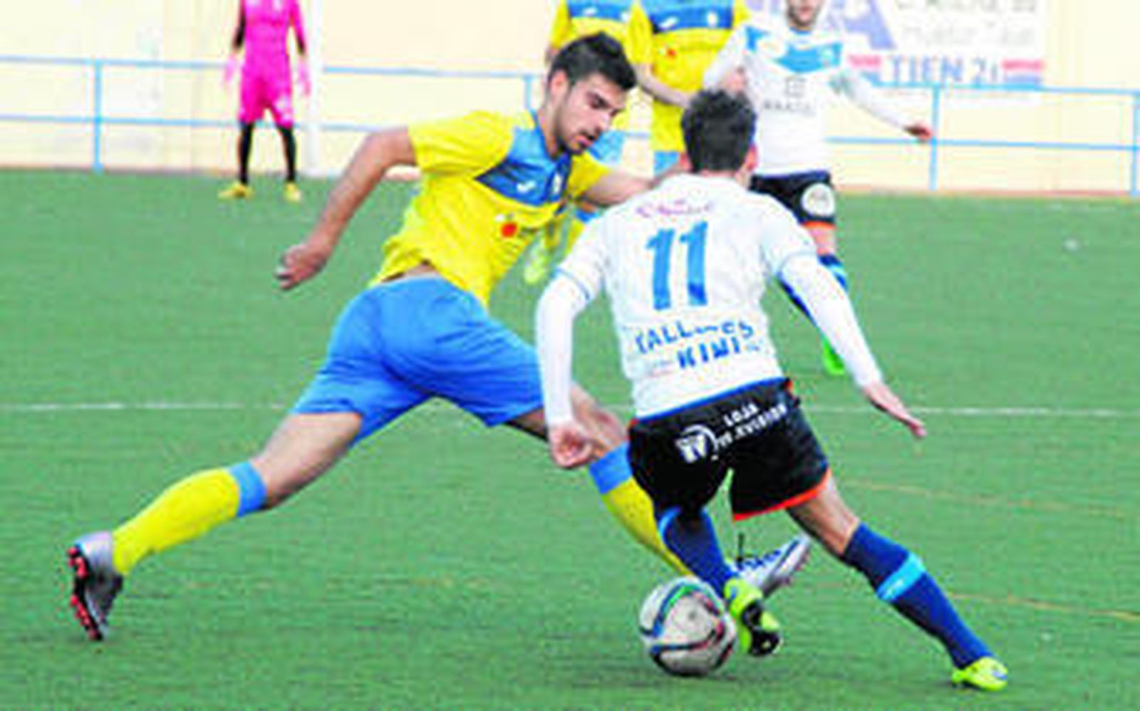 El lojeño Garrido trata de eludir al hueteño Manu Daza que fue el protagonista del partido tras anotar el gol de la victoria.