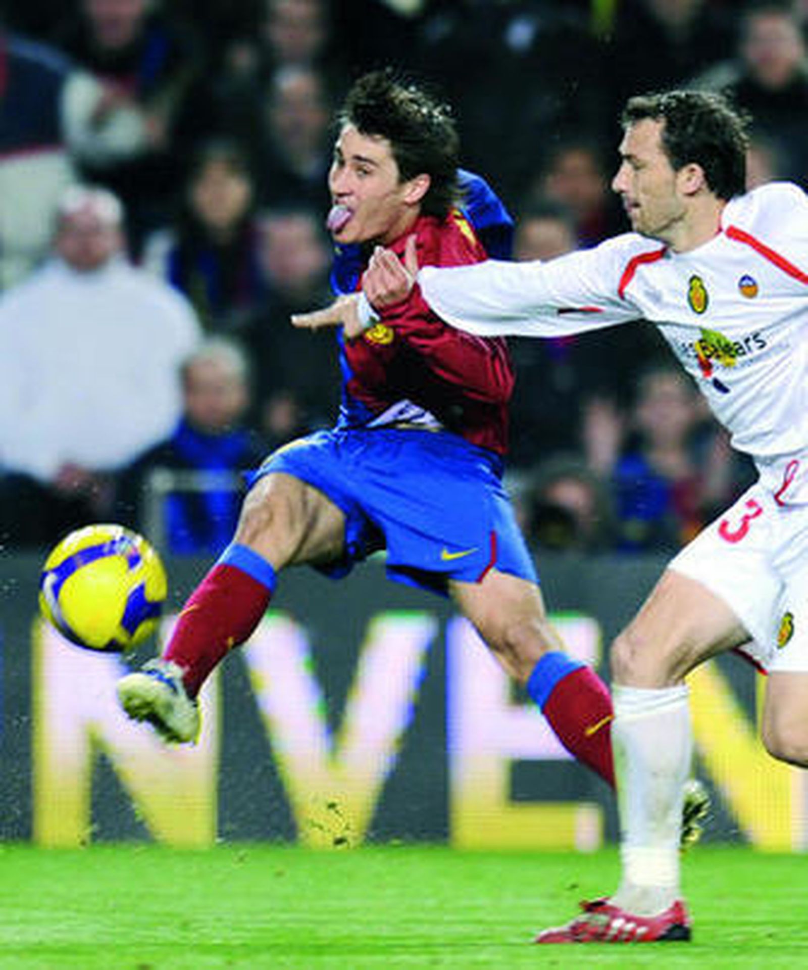 Bojan, el más destacado, dispara a puerta ante Josemi.