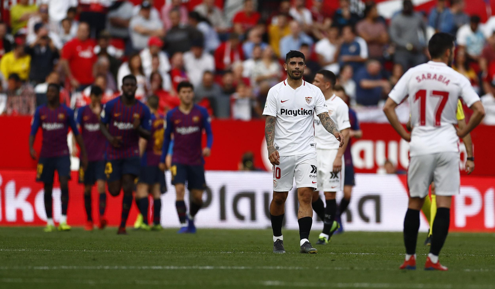 El Sevilla sale de puestos Champions tras un brillante arranque liguero El Sevilla se fue cayendo poco a poco hasta diluirse como unazucarillocuando una mala cesión atrás de Kjaer a Vaclik acaba con el balón para Messi en las inmediaciones del área. El argentino golpeó con la derecha y ahí ya le pegó un golpe de muerte a un Sevilla que pedía a gritos que aquello acabara.
