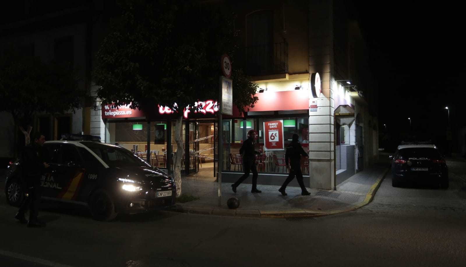 Policías nacionales, a las puertas del Telepizza.