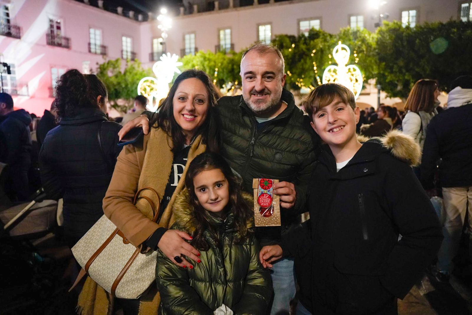 Almería despide con los 12 tomates cherry de la suerte el año 2025