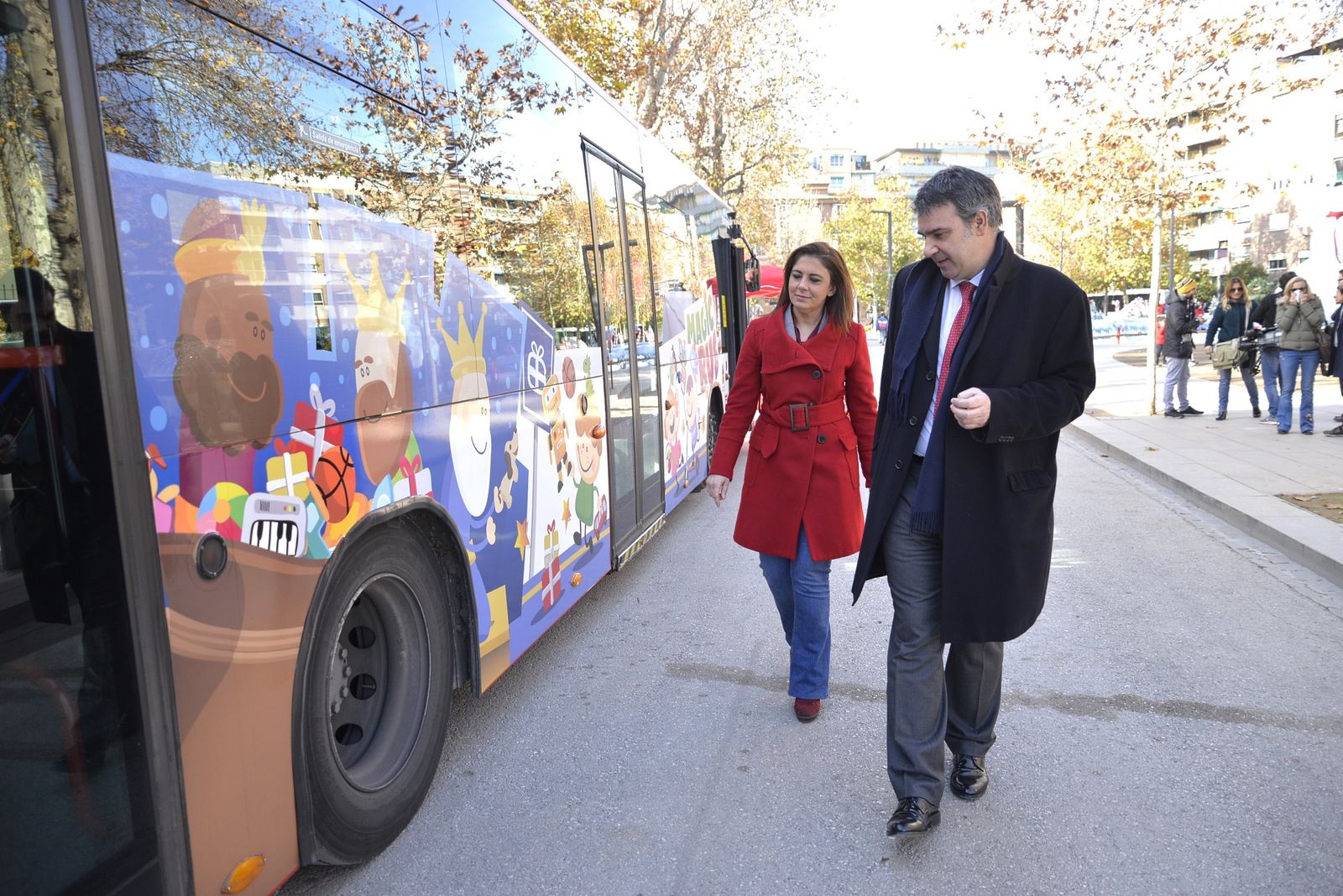 Raquel Ruz junto a Francisco Gámez, ayer, durante la presentación del 'Magic Bus'