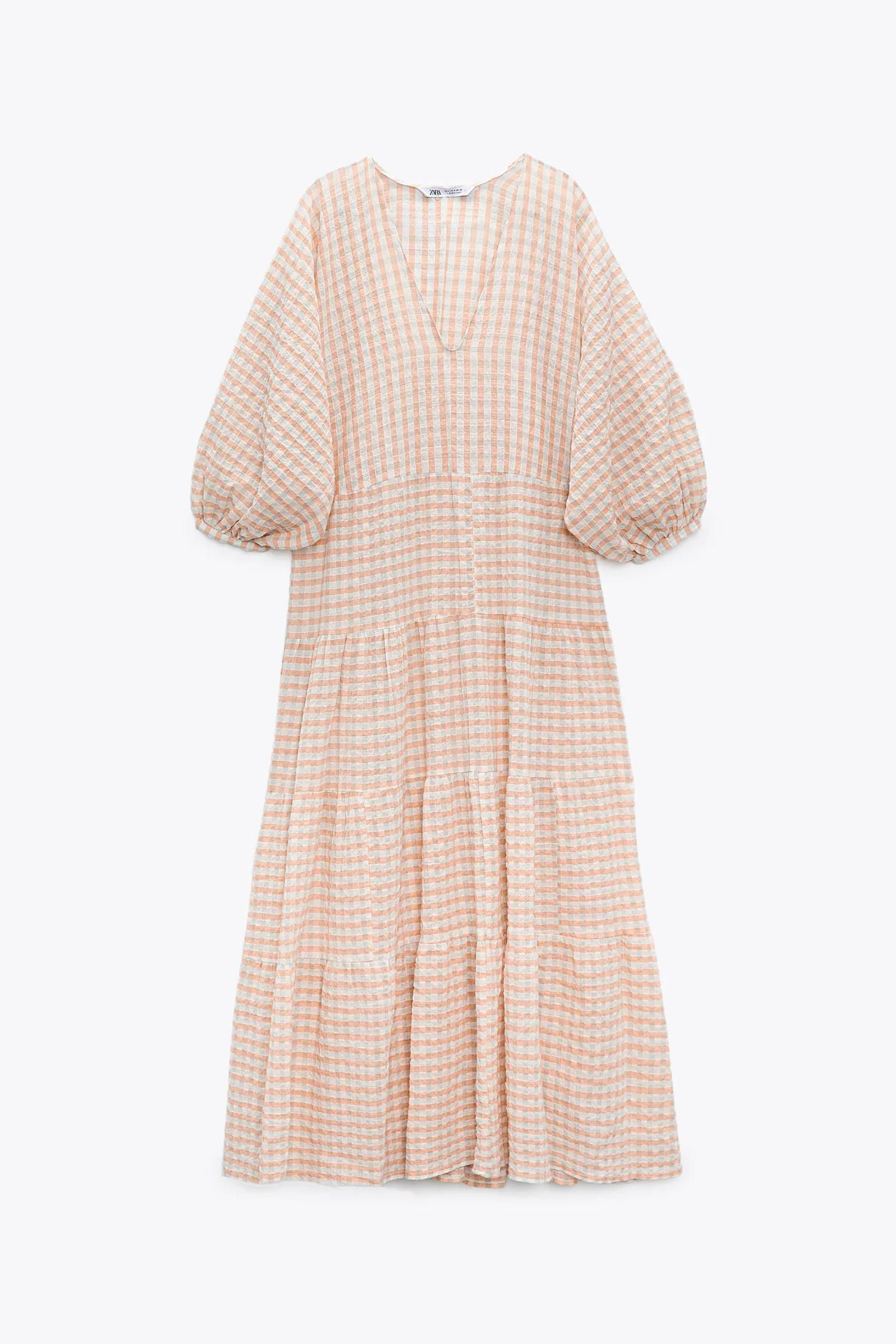 Vestido oversize de cuadros vichy de Zara.