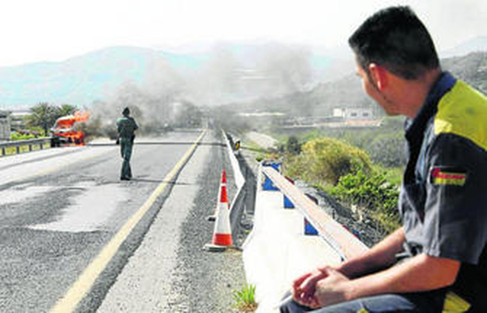 El propietario observa cómo arde su coche.